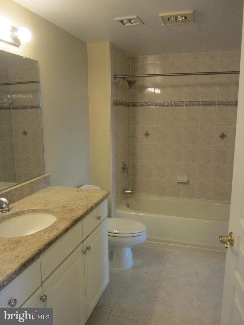 7111 Woodmont Avenue #910 photo 10