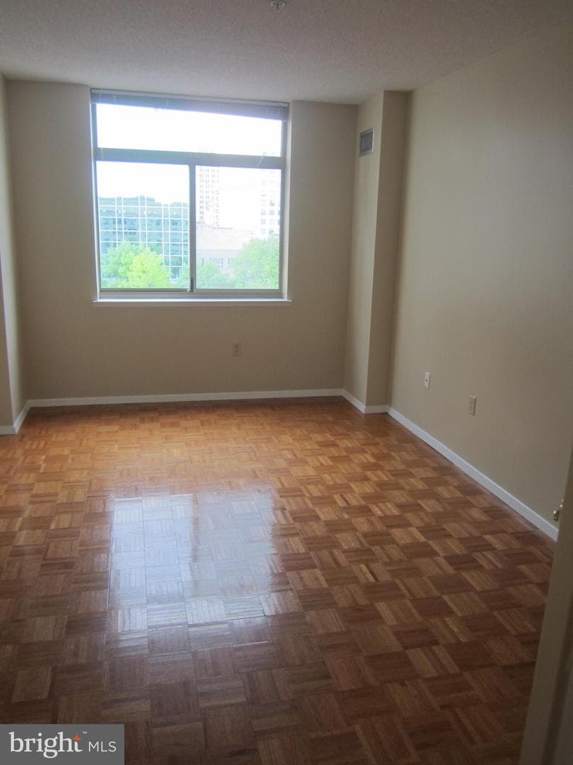 7111 Woodmont Avenue #910 photo 12
