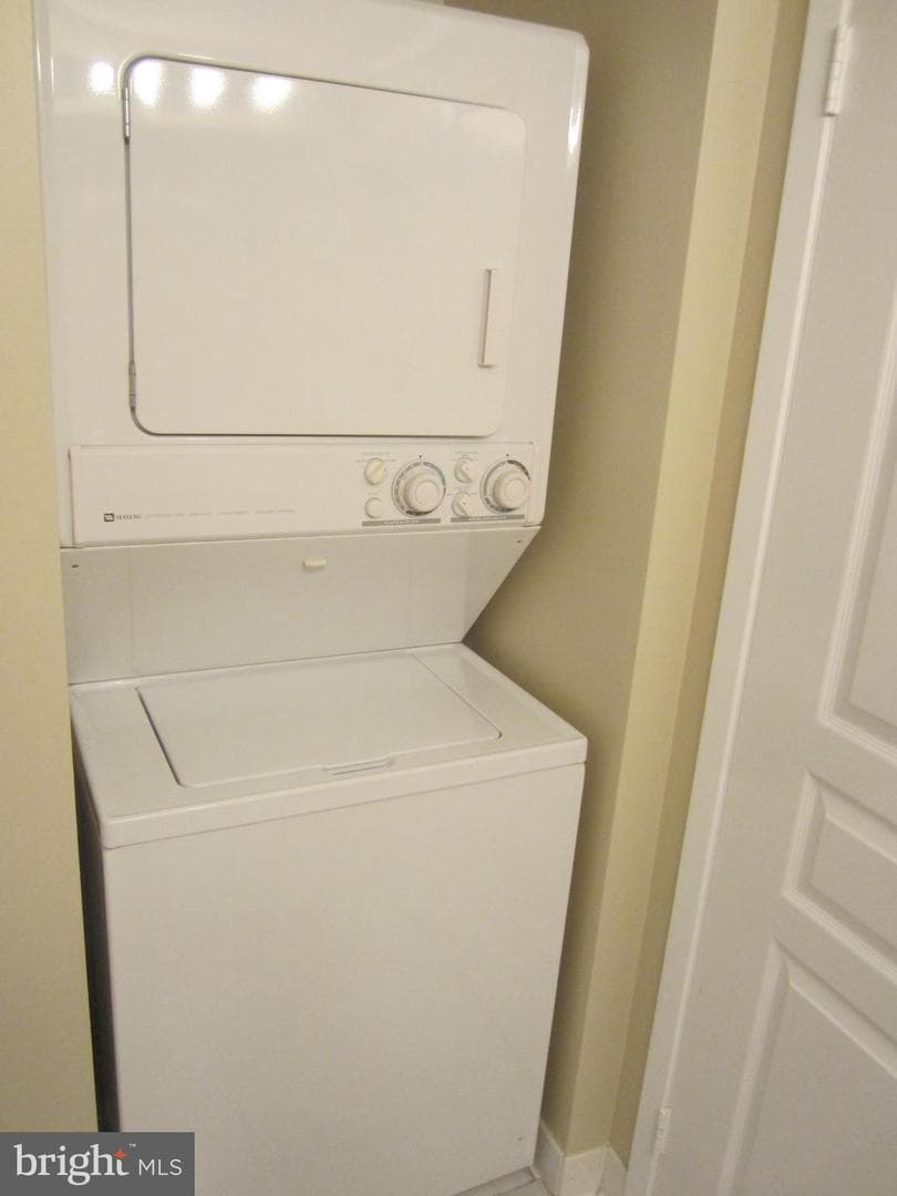 7111 Woodmont Avenue #910 photo 15