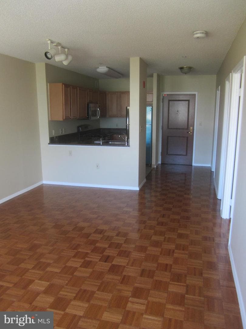 7111 Woodmont Avenue #910 photo 5
