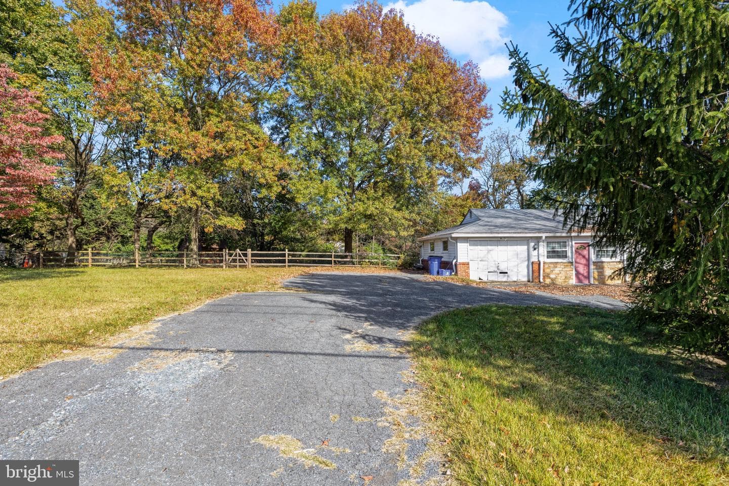24411 Woodfield Road photo 2