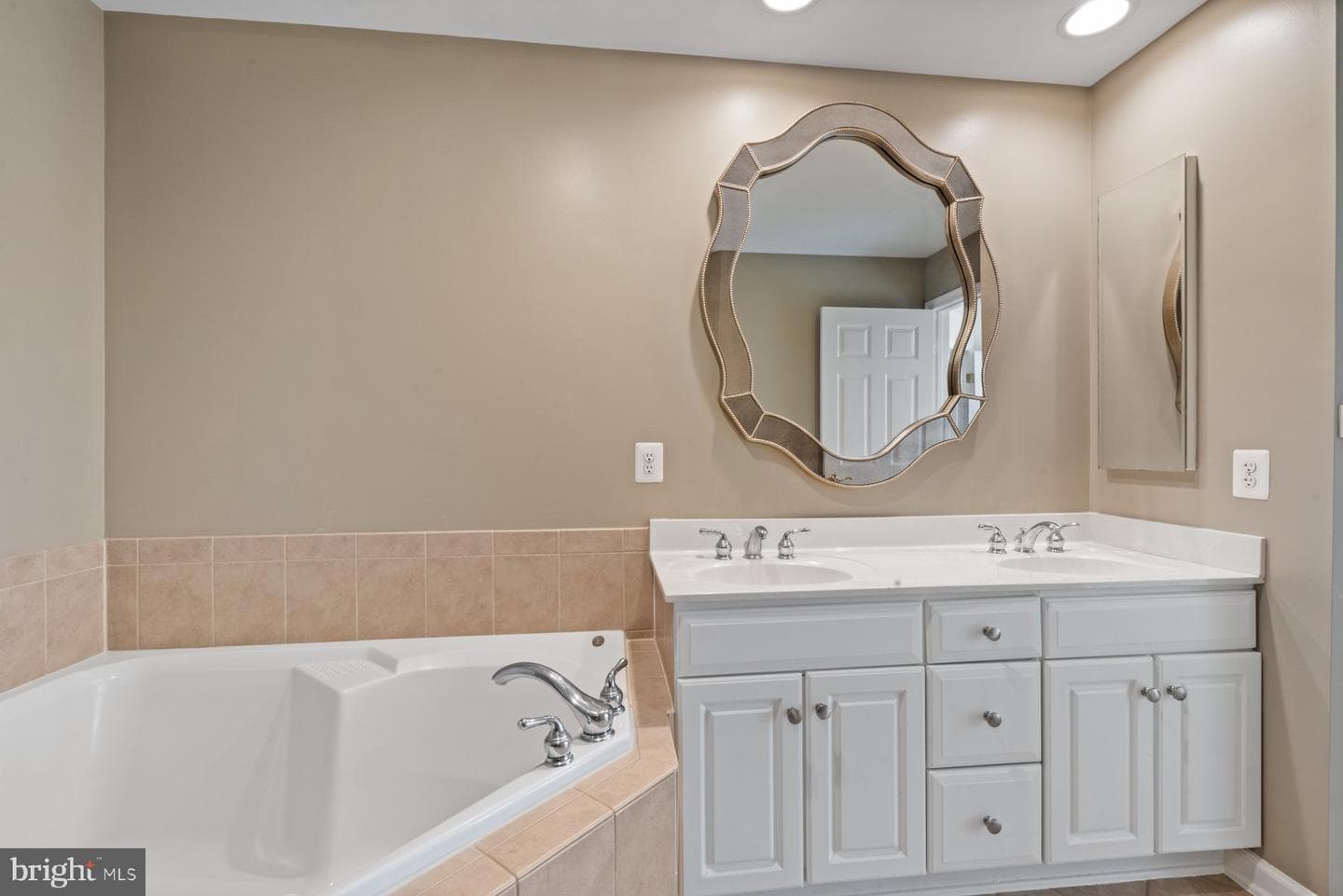 522 Fallsgrove Drive photo 39