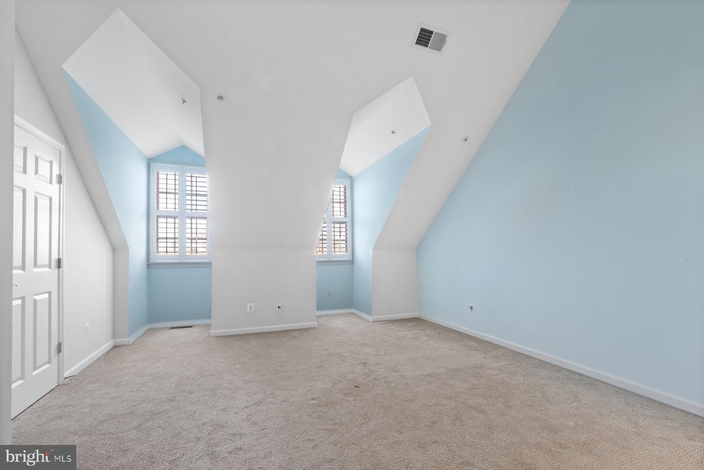 522 Fallsgrove Drive photo 40