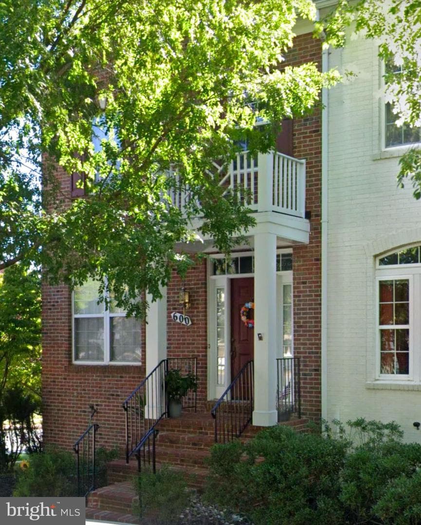 600 Garden View Square photo 4