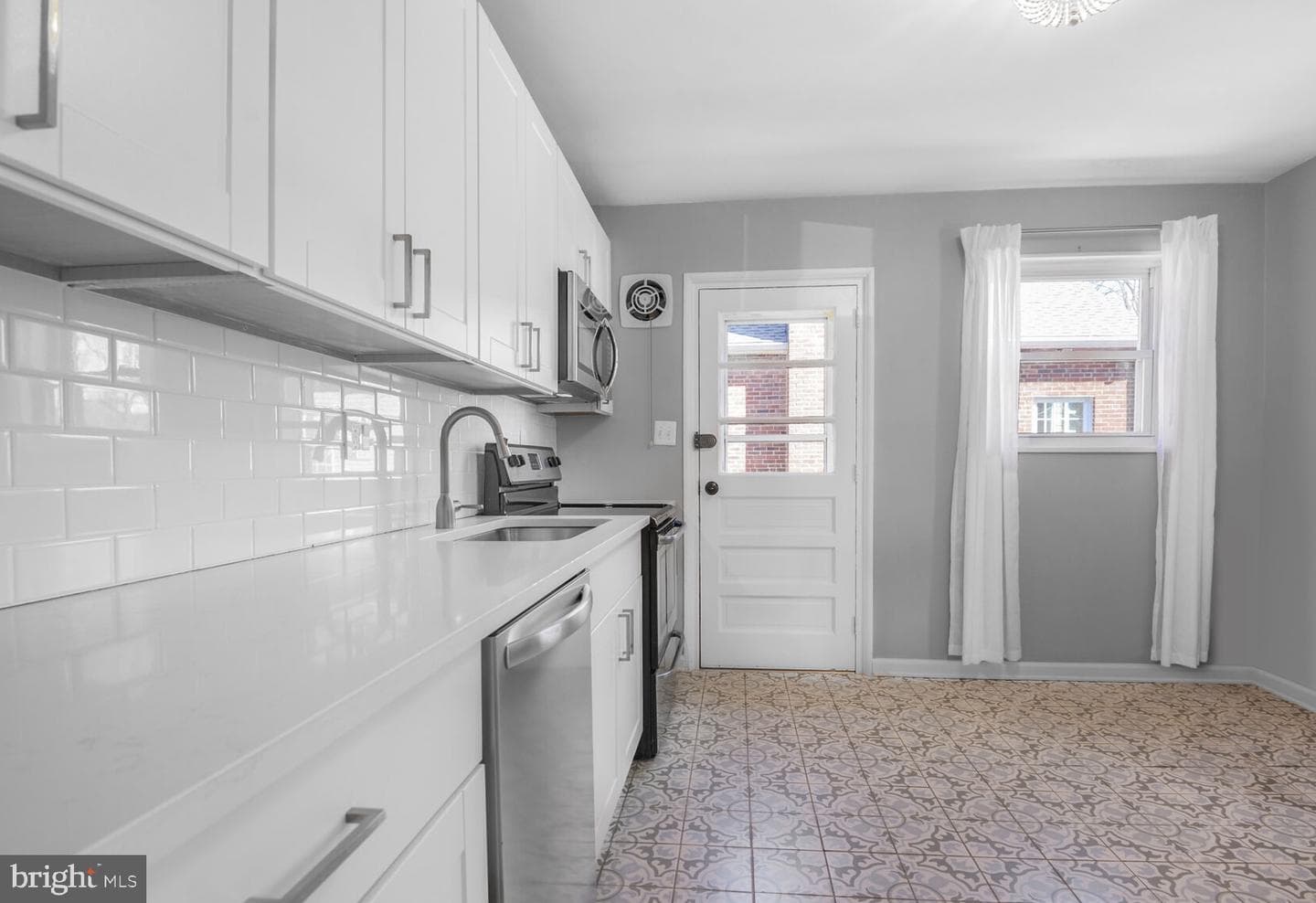 10110 Brunett Avenue photo 6