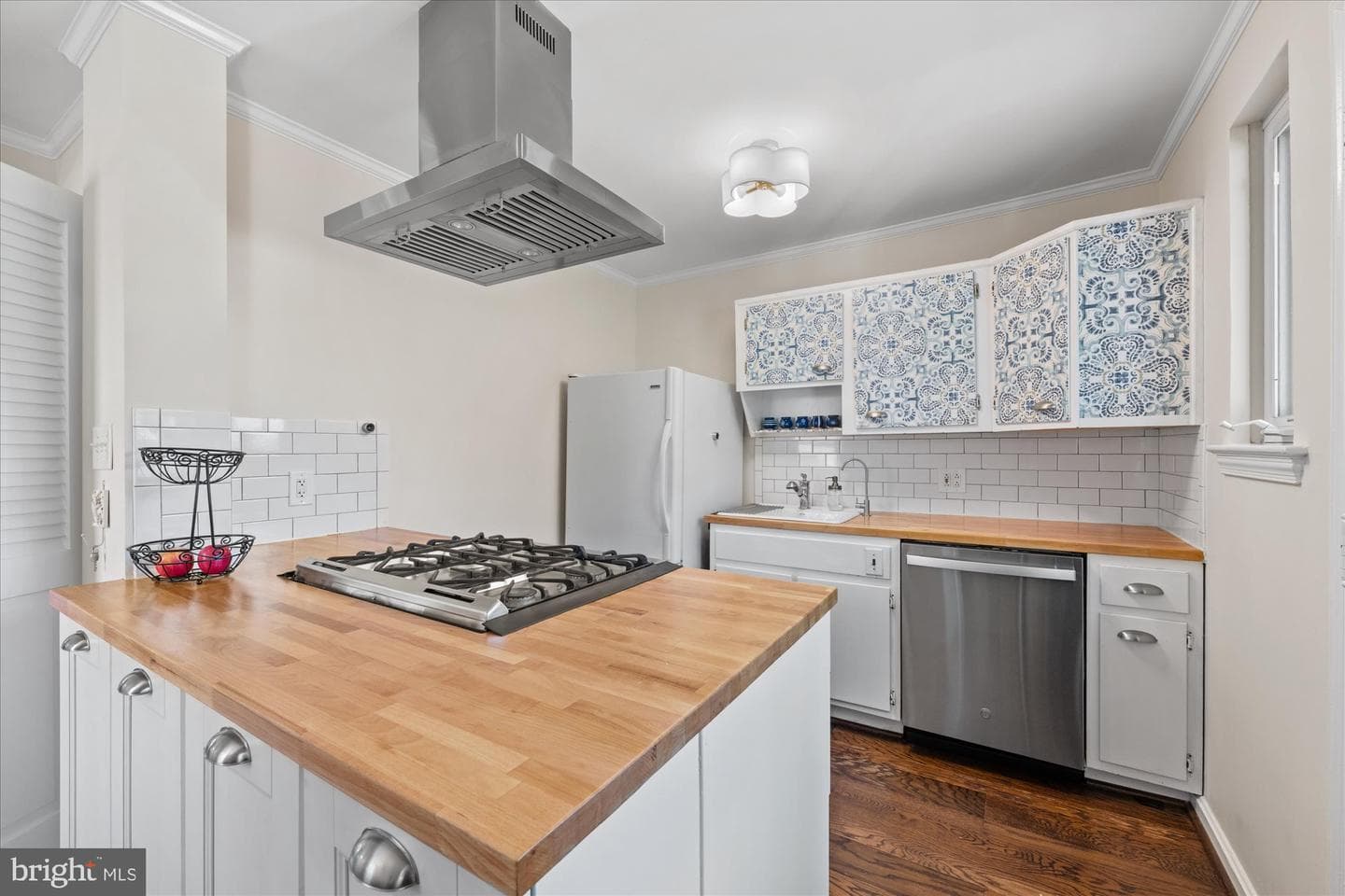 10702 Eastwood Avenue photo 10