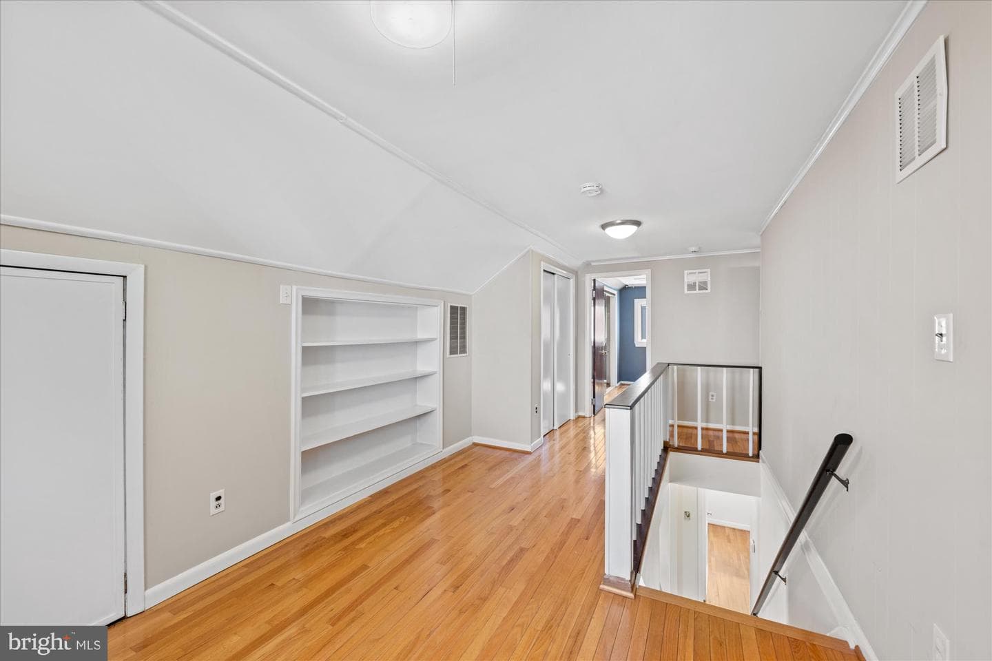10702 Eastwood Avenue photo 17