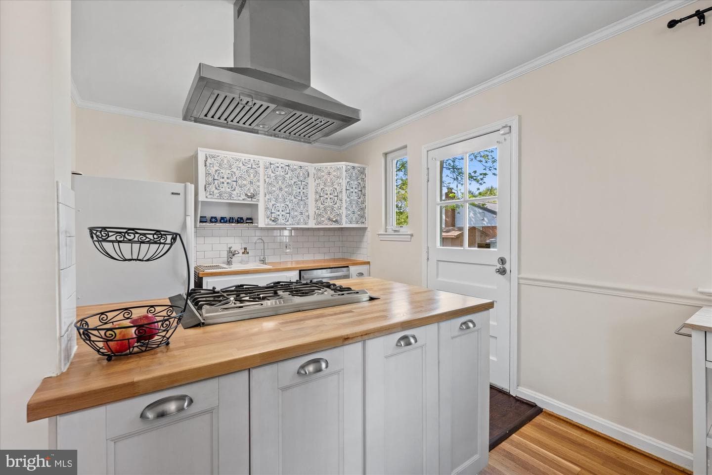 10702 Eastwood Avenue photo 8