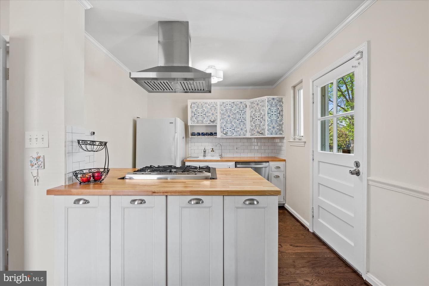 10702 Eastwood Avenue photo 9