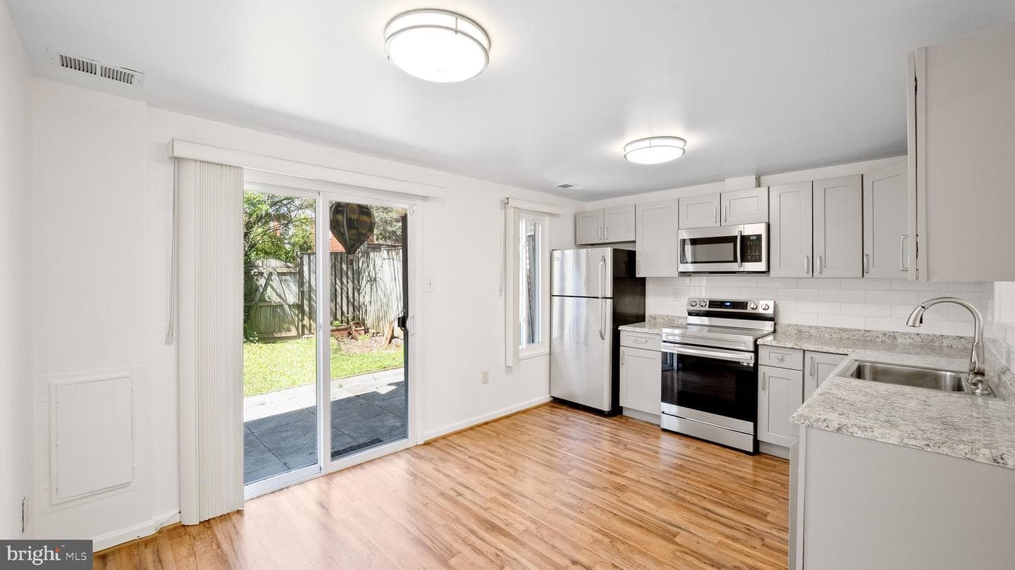 10710 Lester Street photo 8
