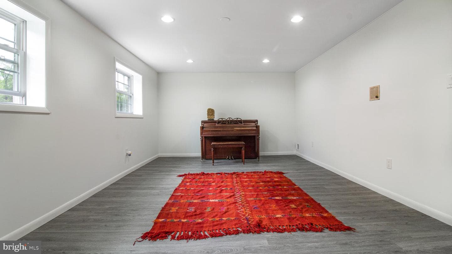 10310 Royal Road photo 37
