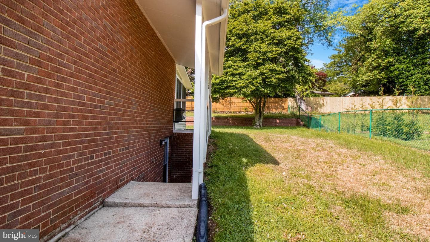 10310 Royal Road photo 47