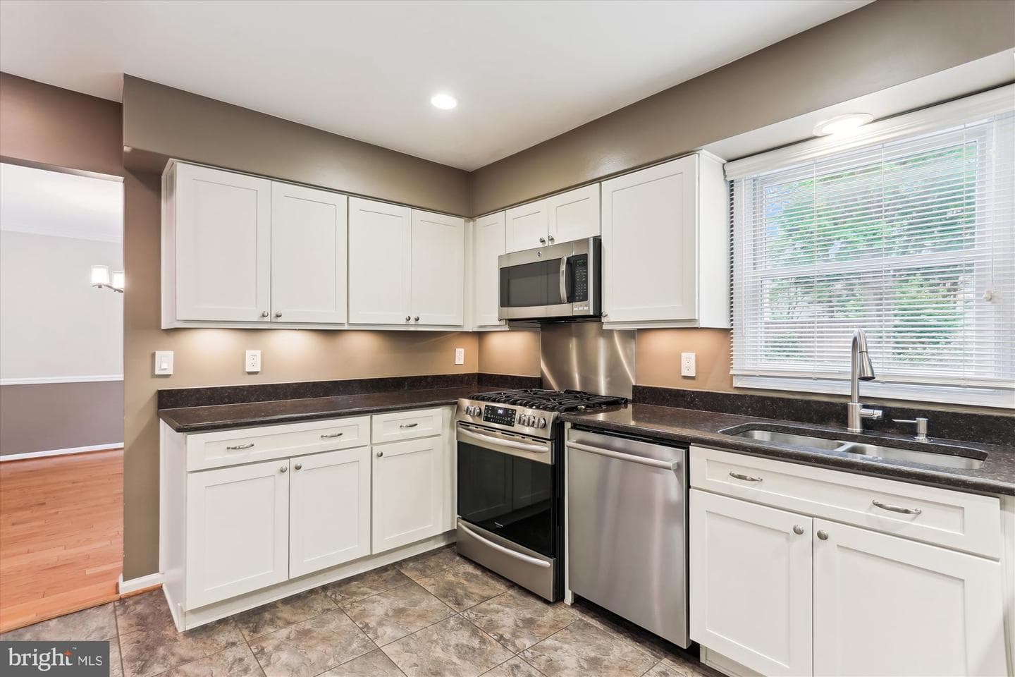 18565 Queen Elizabeth Drive photo 23
