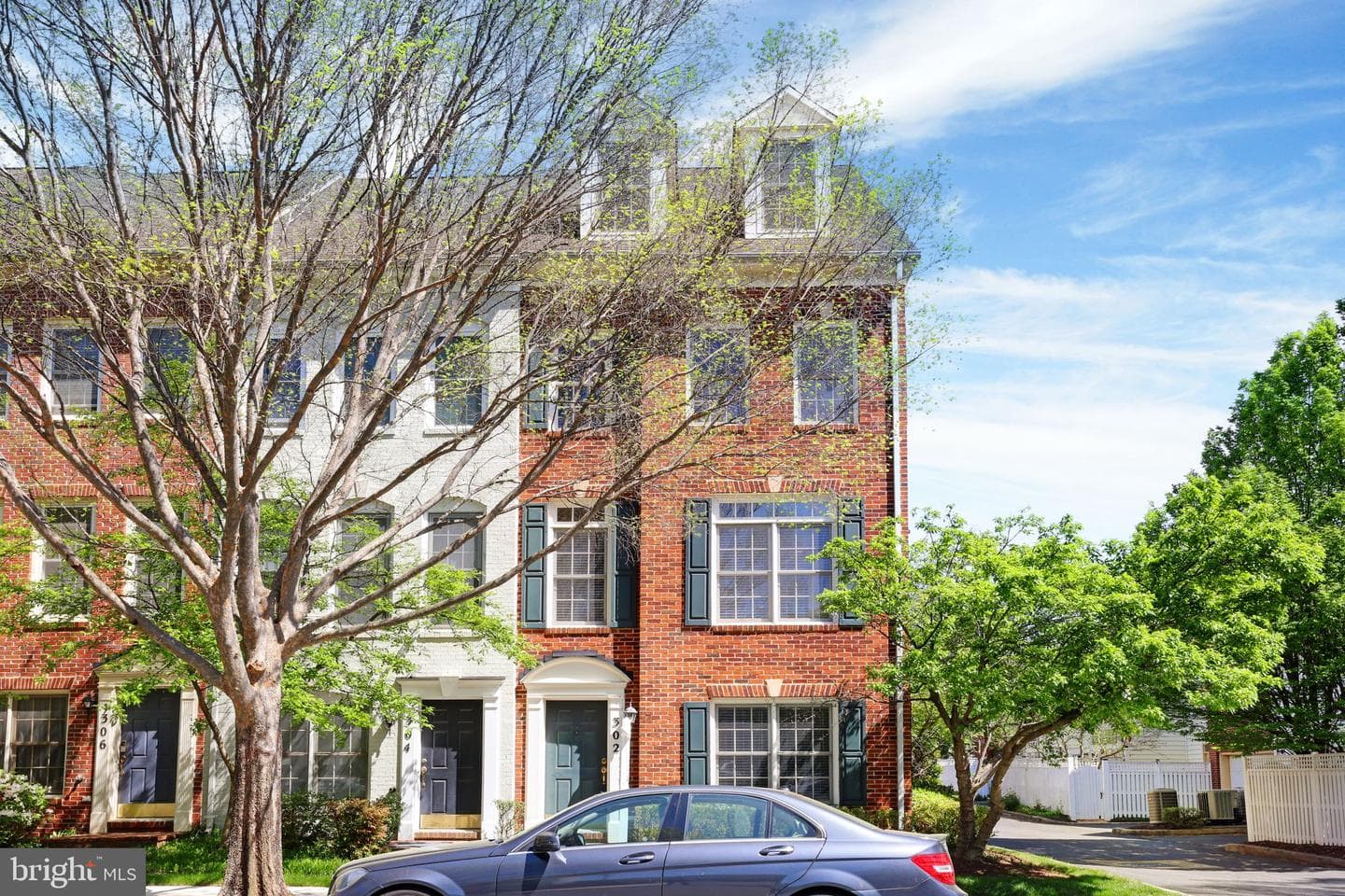 302 Fallsgrove Drive photo 2