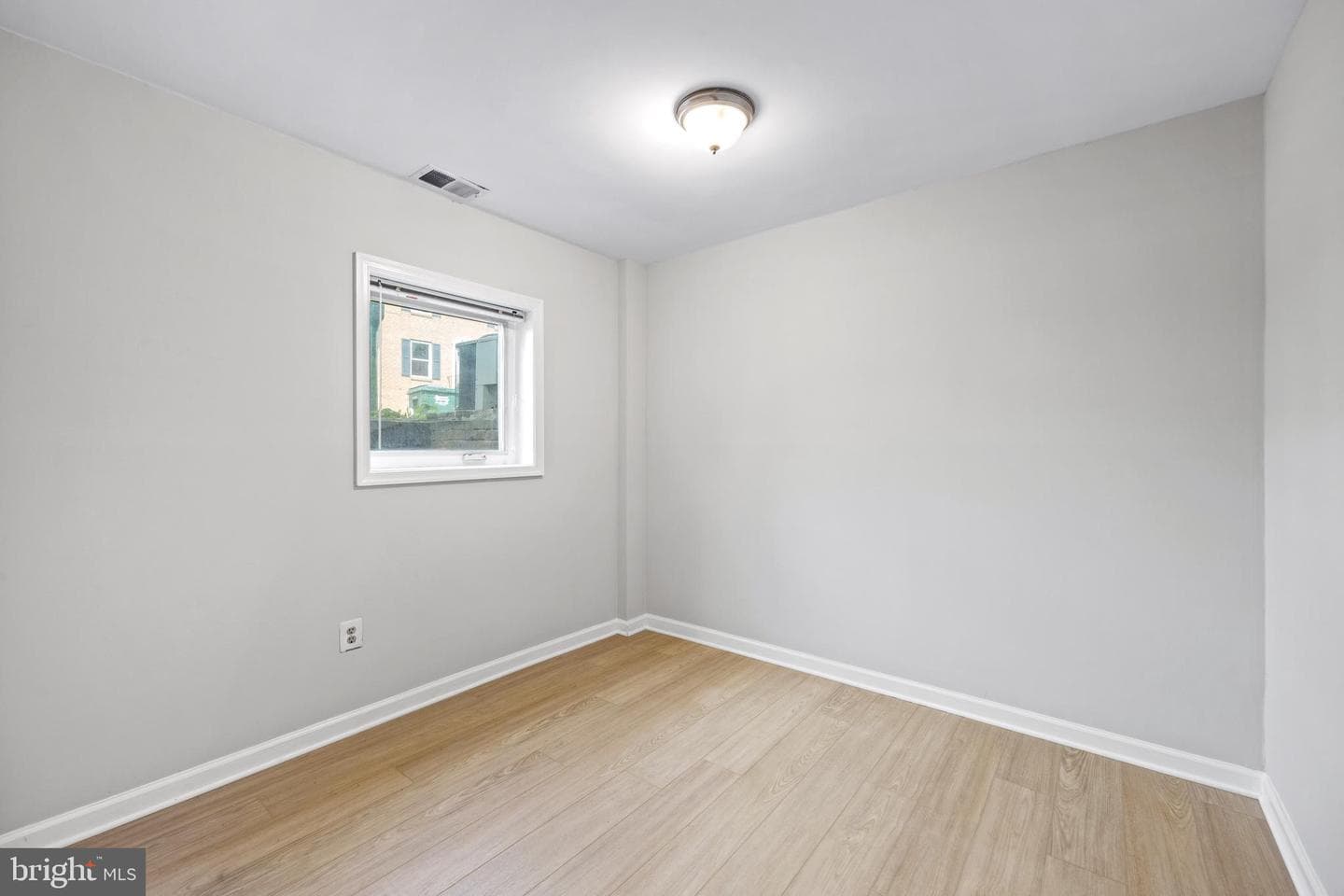 565 W Diamond Avenue #27 photo 21