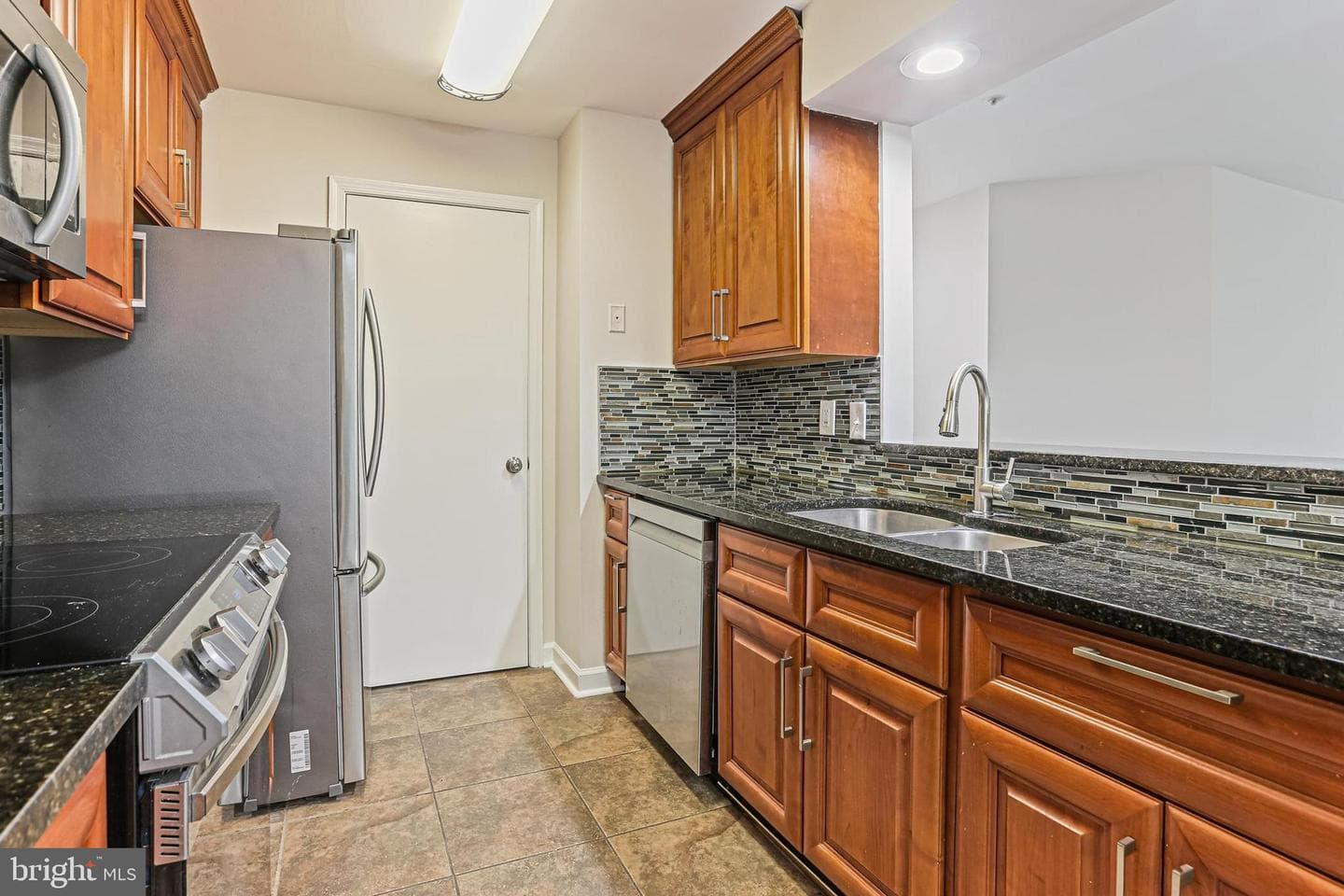 3301 Sir Thomas Drive #6-B-31 photo 7