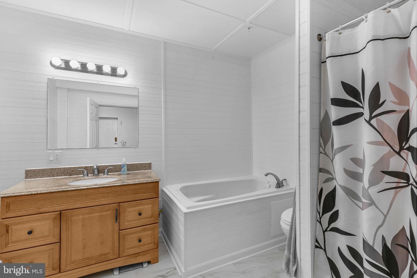 1010 Hollywood Avenue photo 25