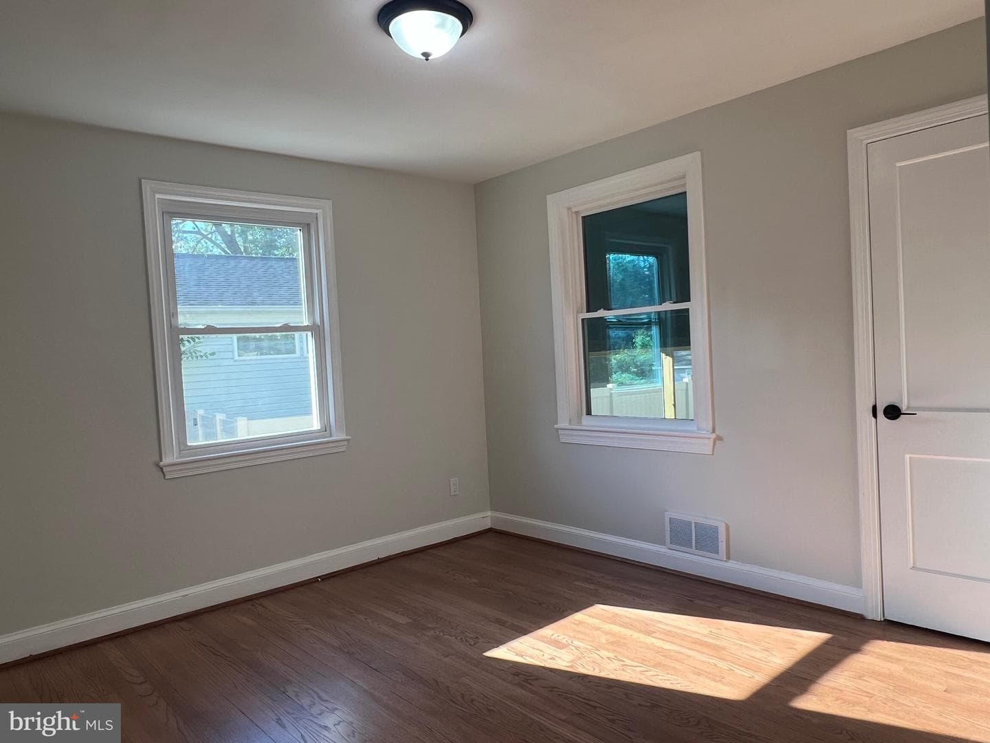 8107 Chester Street photo 33