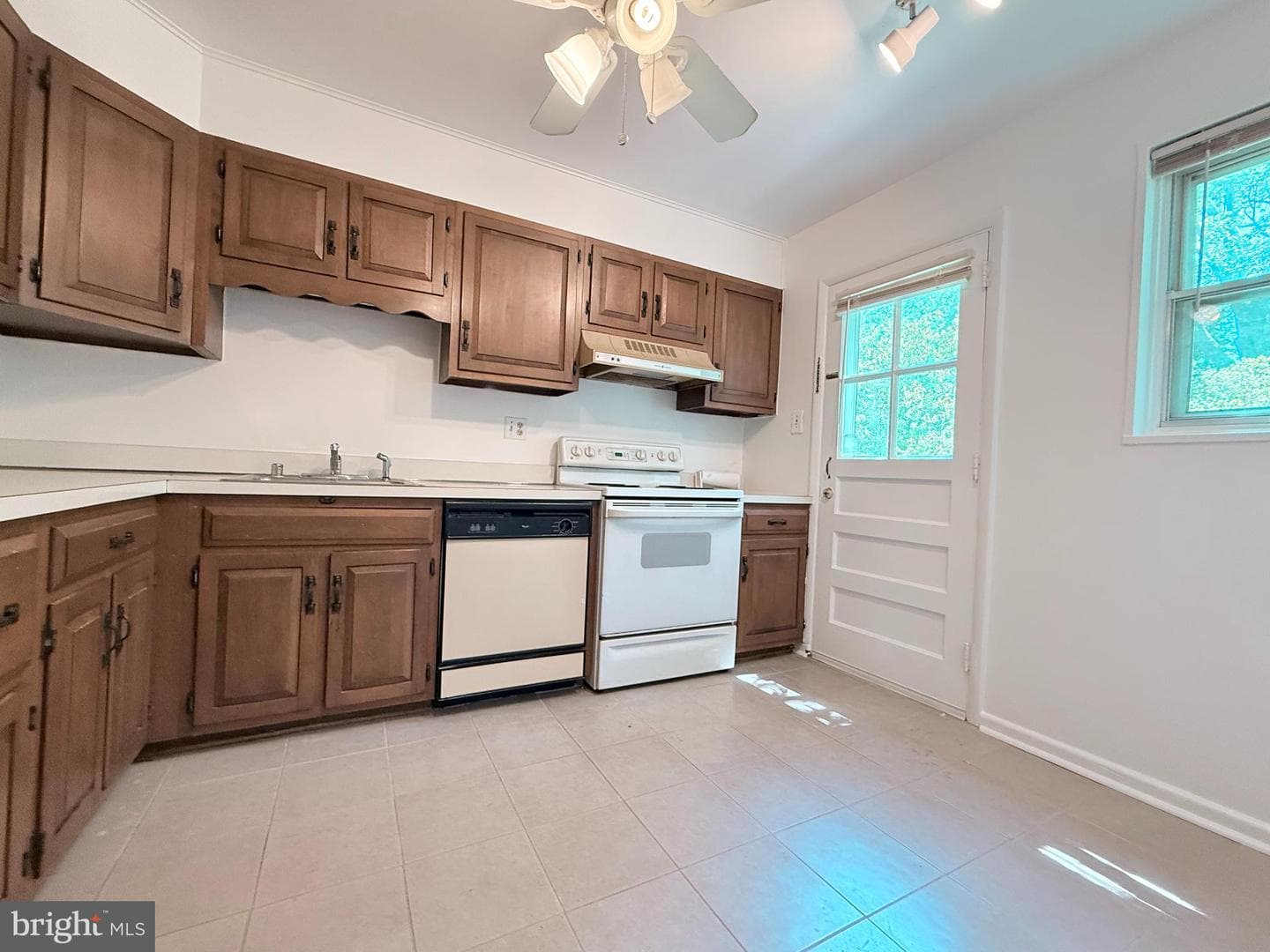 12115 Hunters Lane photo 9