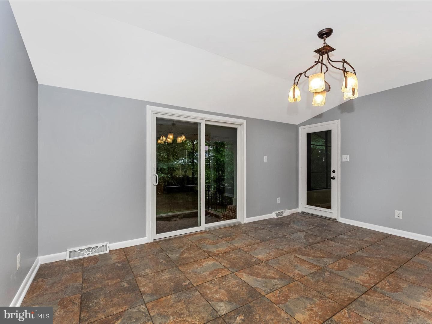2264 Glenmore Terrace photo 12
