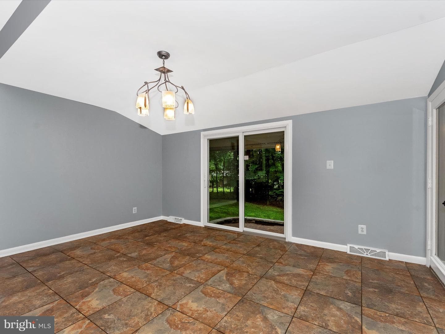 2264 Glenmore Terrace photo 13