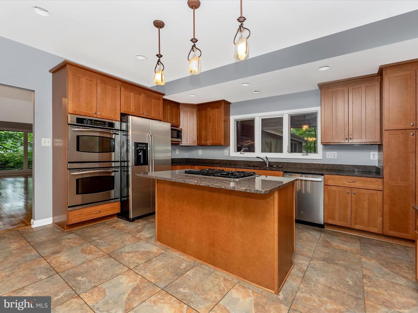 2264 Glenmore Terrace photo 14
