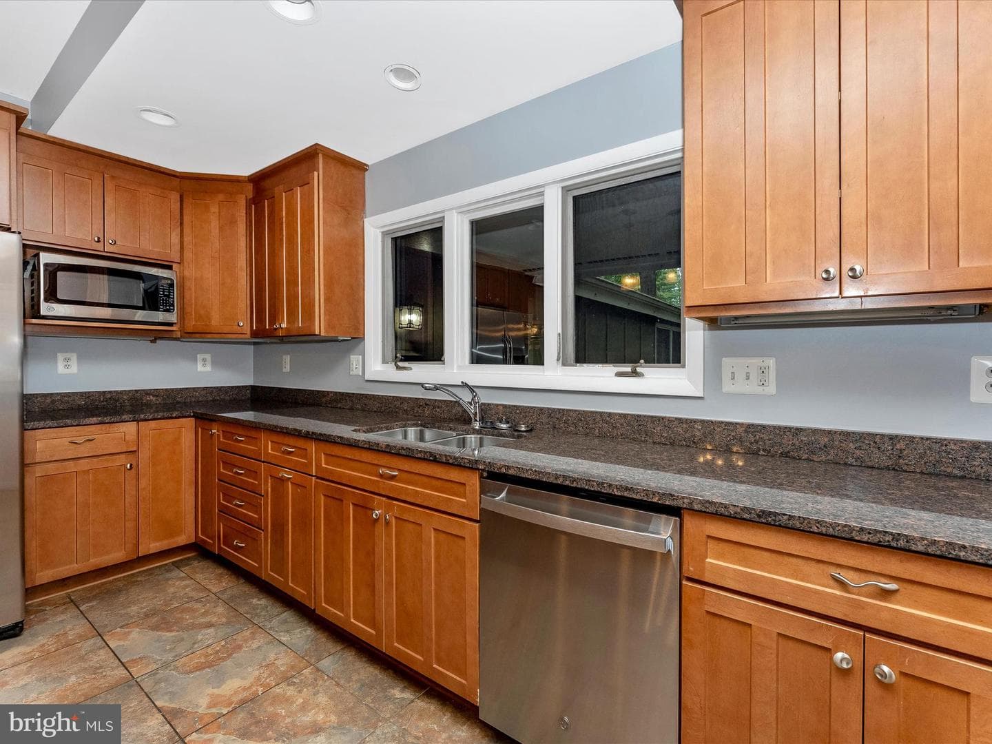 2264 Glenmore Terrace photo 17