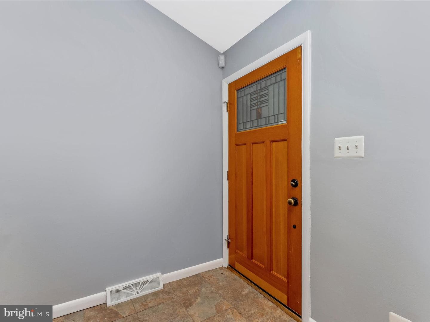 2264 Glenmore Terrace photo 3