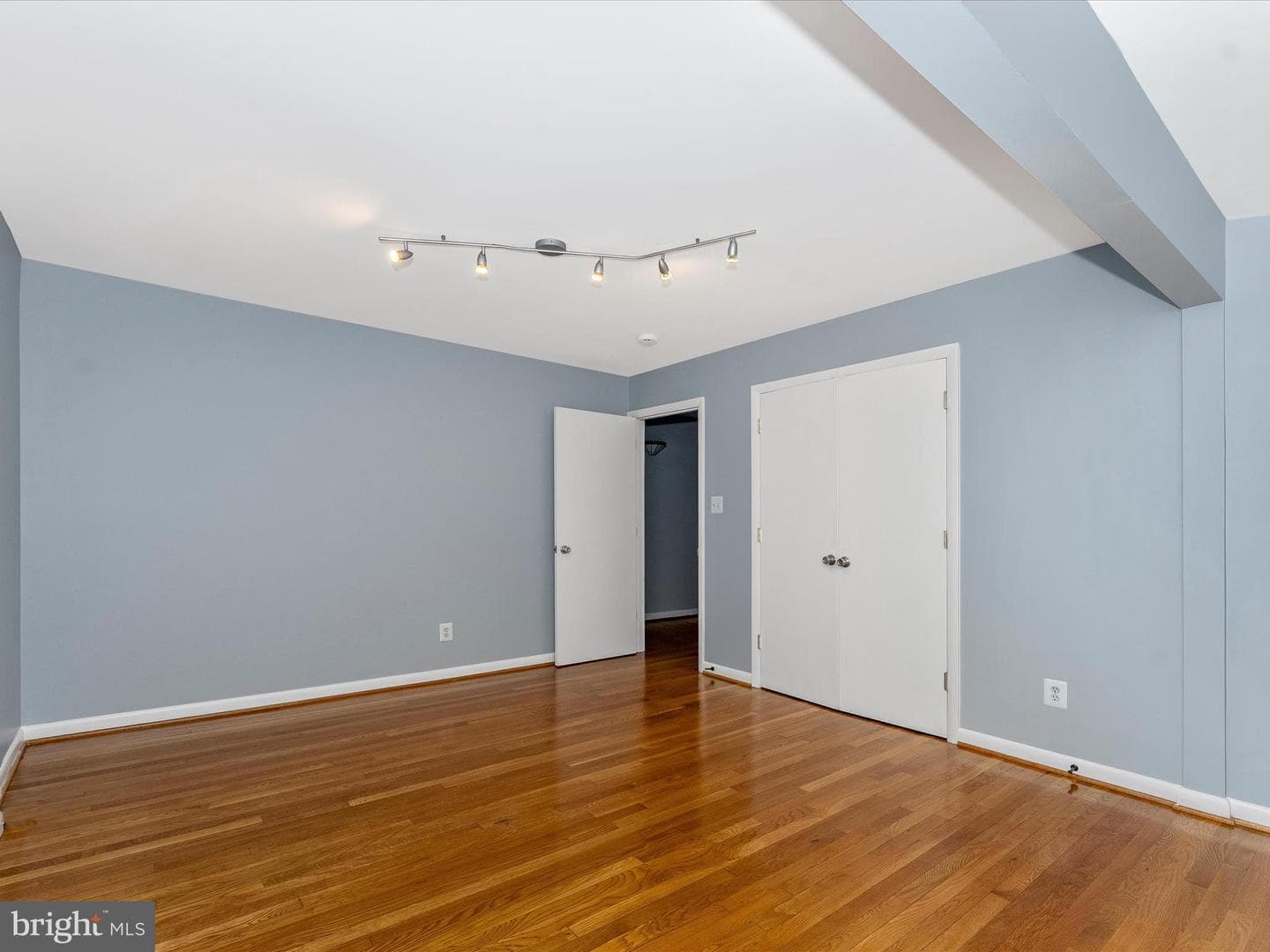2264 Glenmore Terrace photo 32