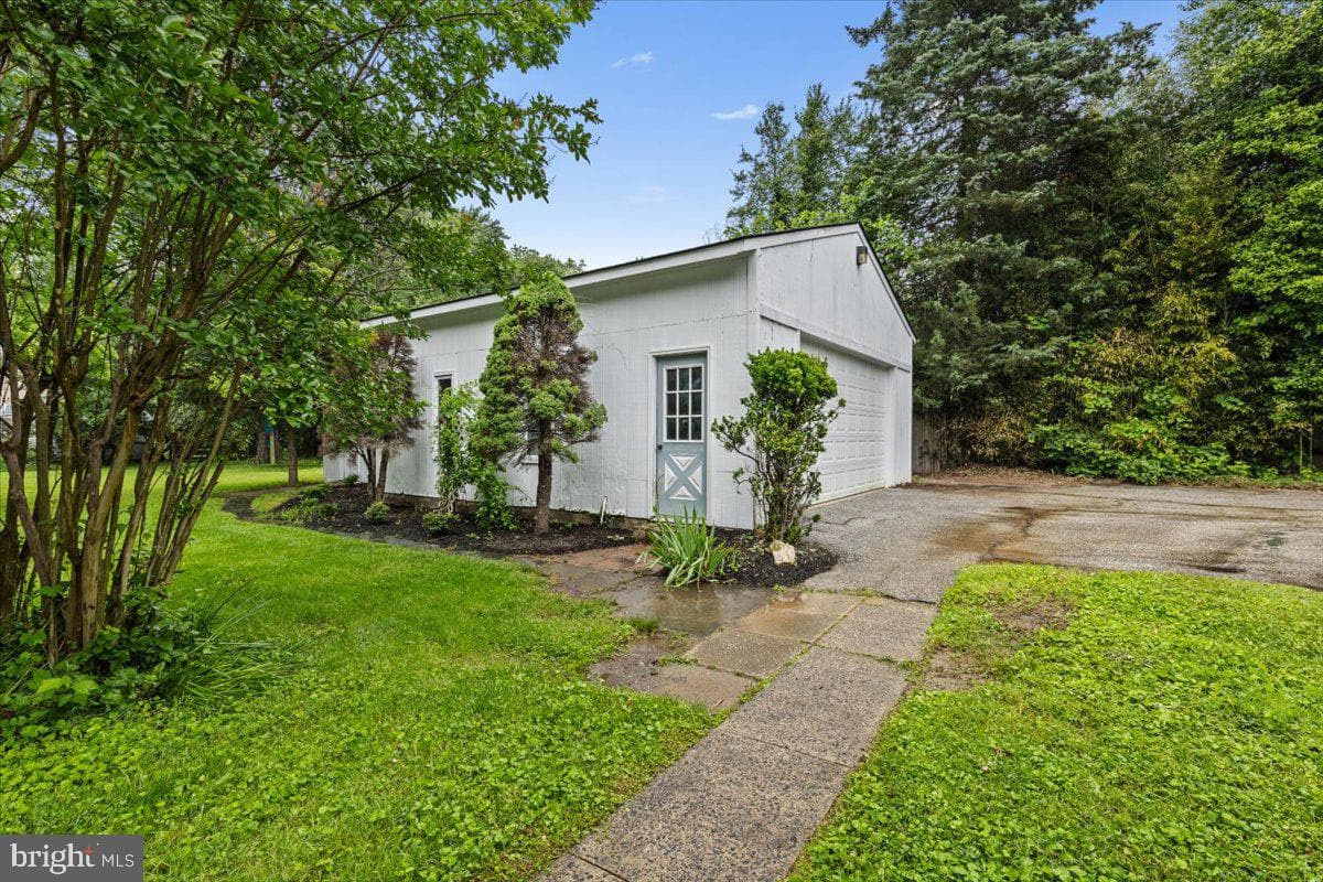 15118 Fairlawn Avenue photo 32