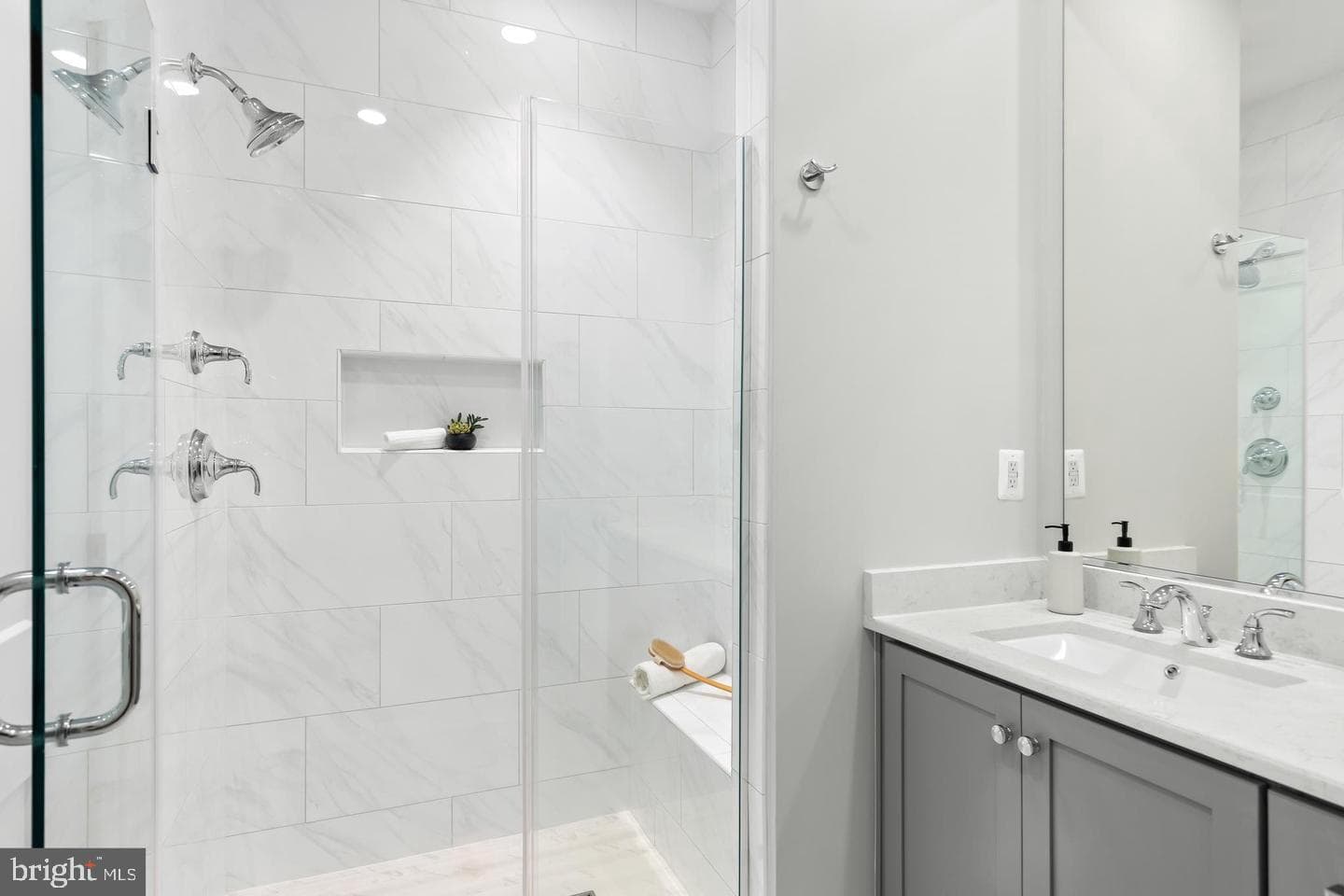 10302 Grosvenor Place photo 26