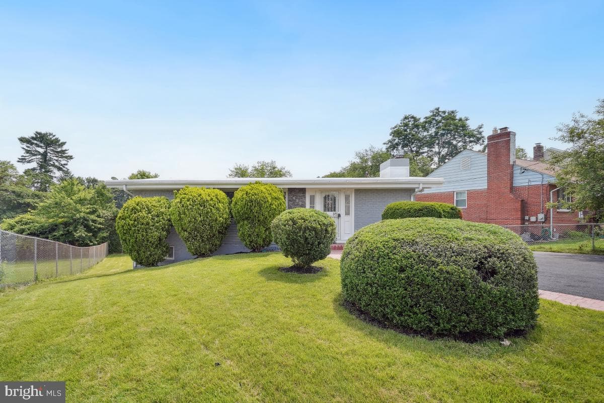 409 University Boulevard W photo 26