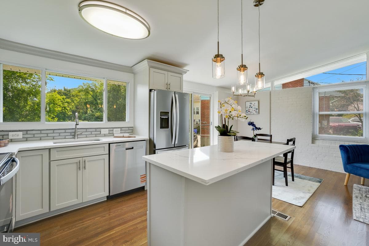 409 University Boulevard W photo 6