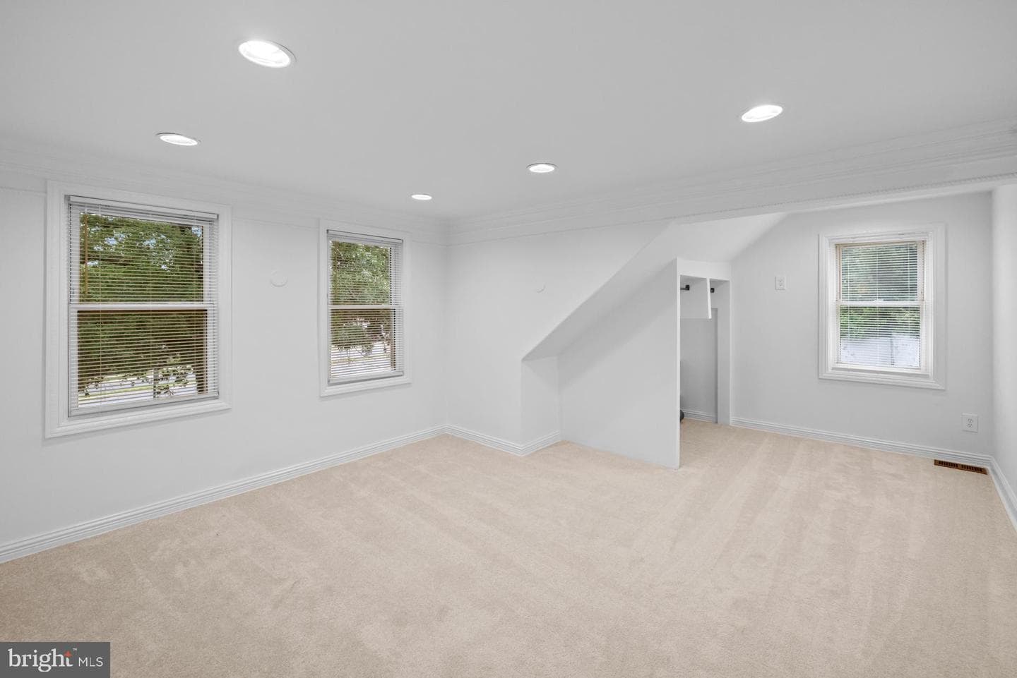 950 E West Highway photo 27