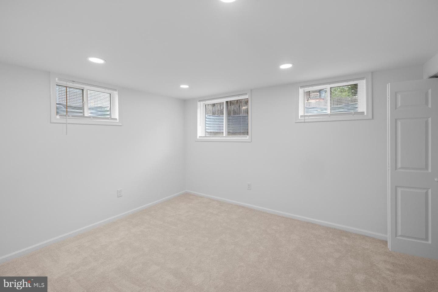 950 E West Highway photo 34