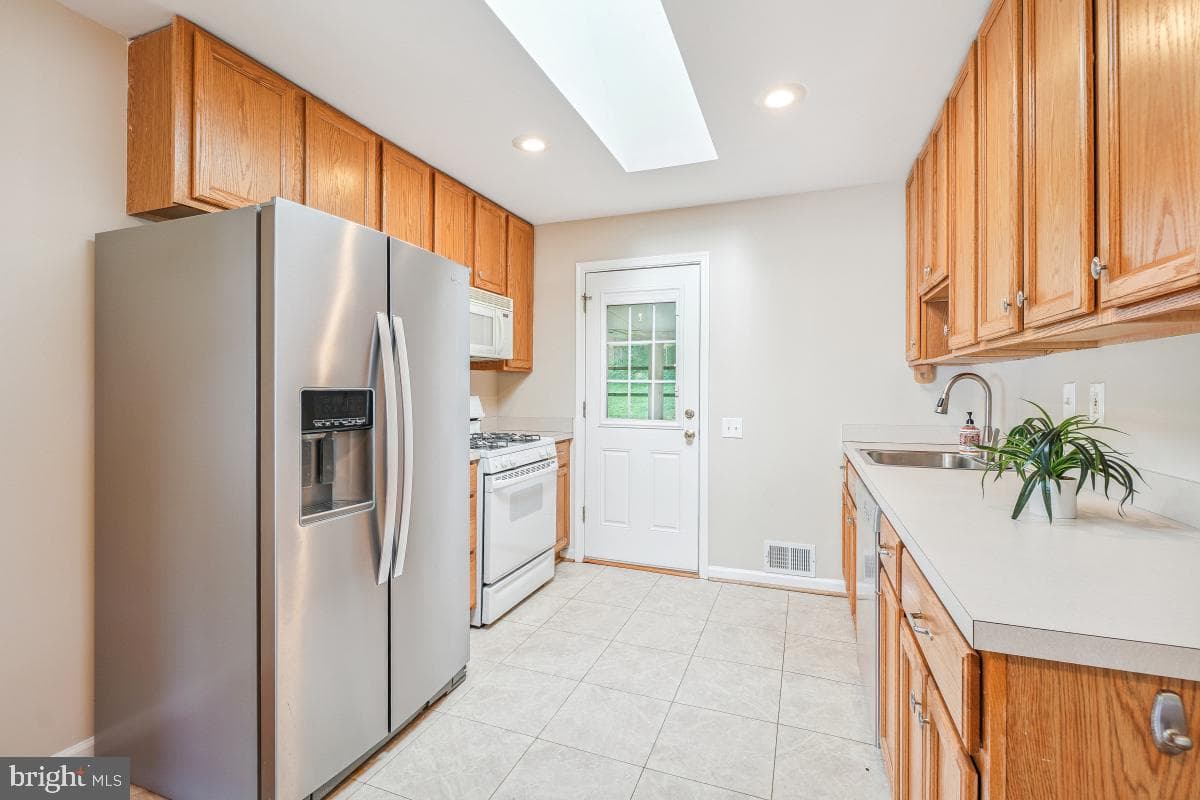 404 Hull Place photo 4
