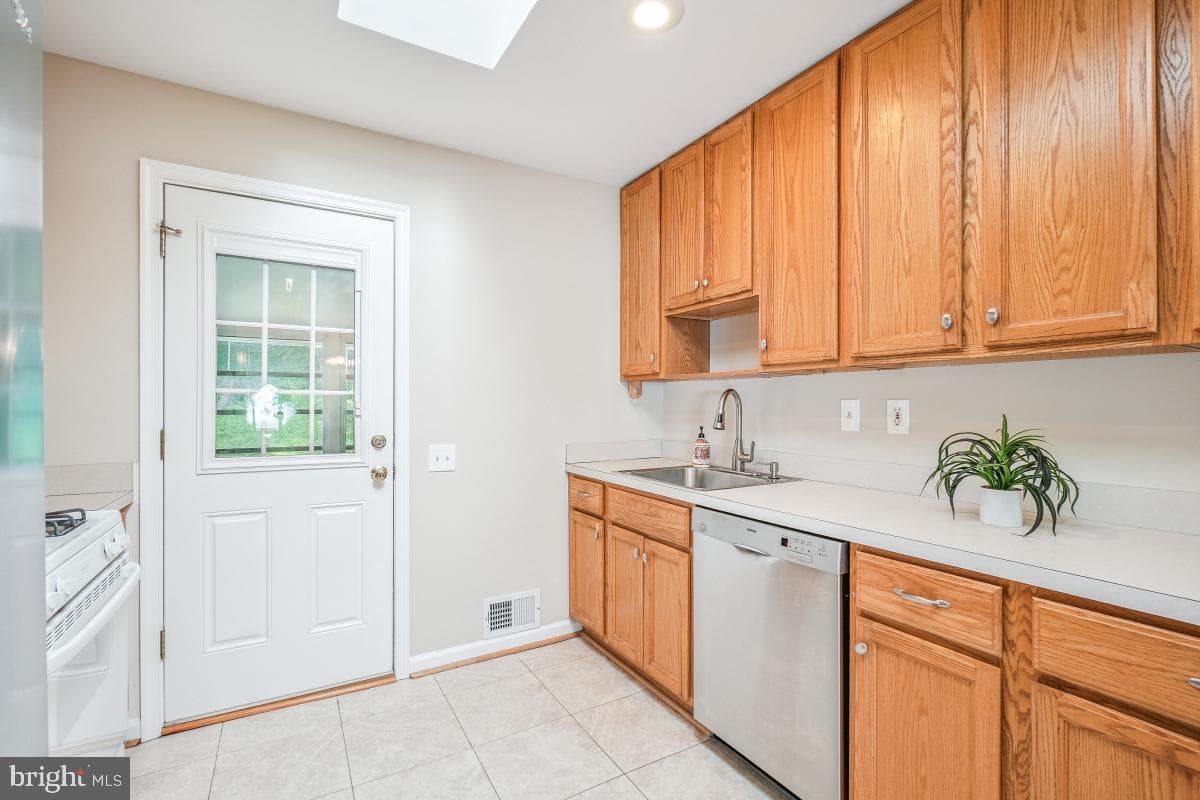 404 Hull Place photo 6
