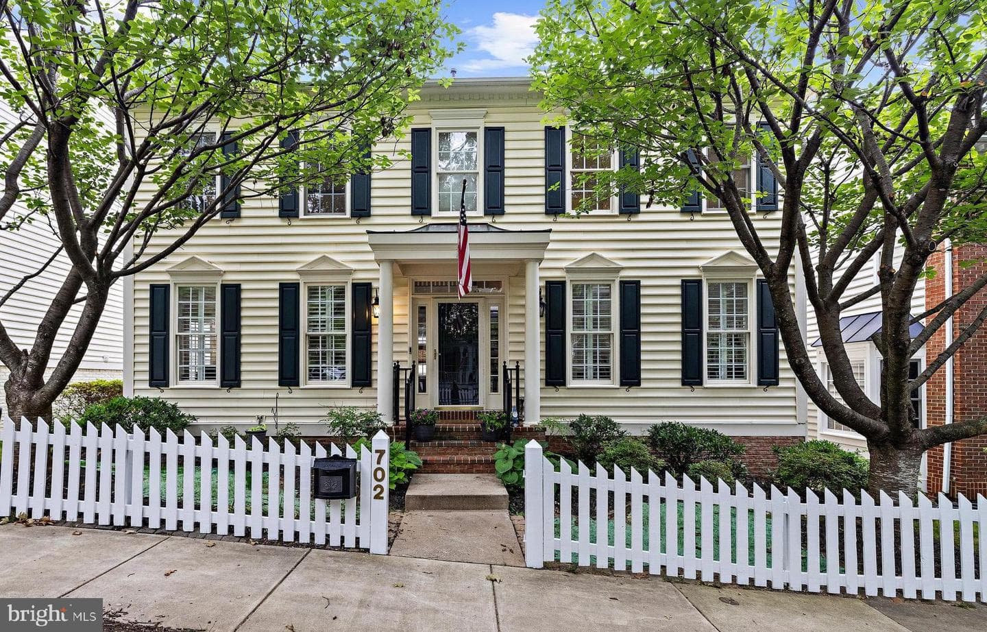 702 Linslade Street