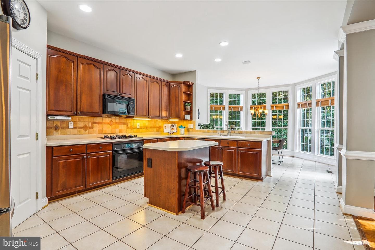 907 Linslade Street photo 18