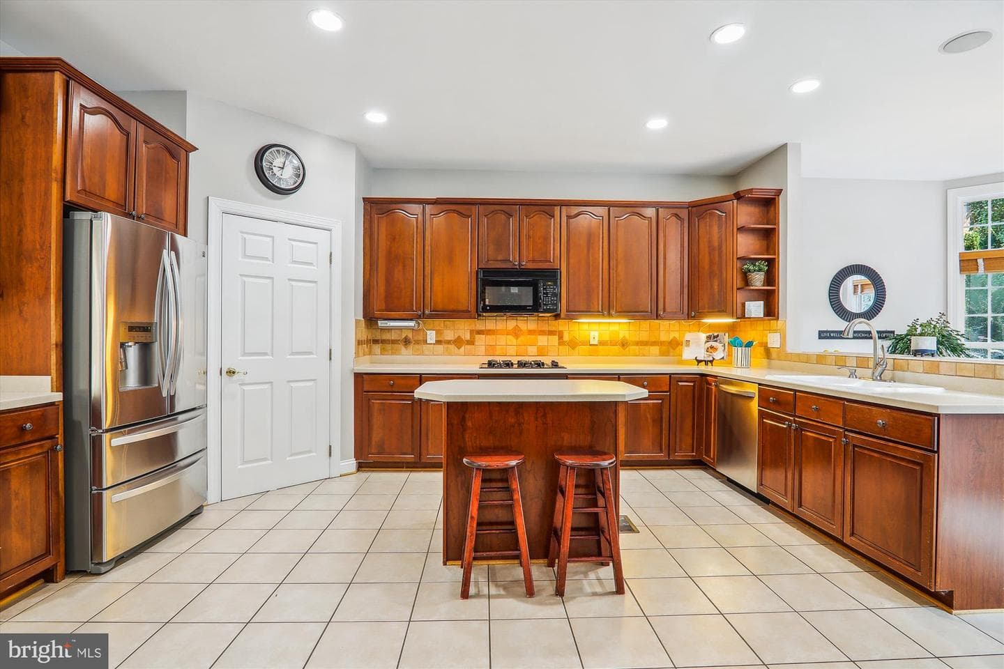 907 Linslade Street photo 19