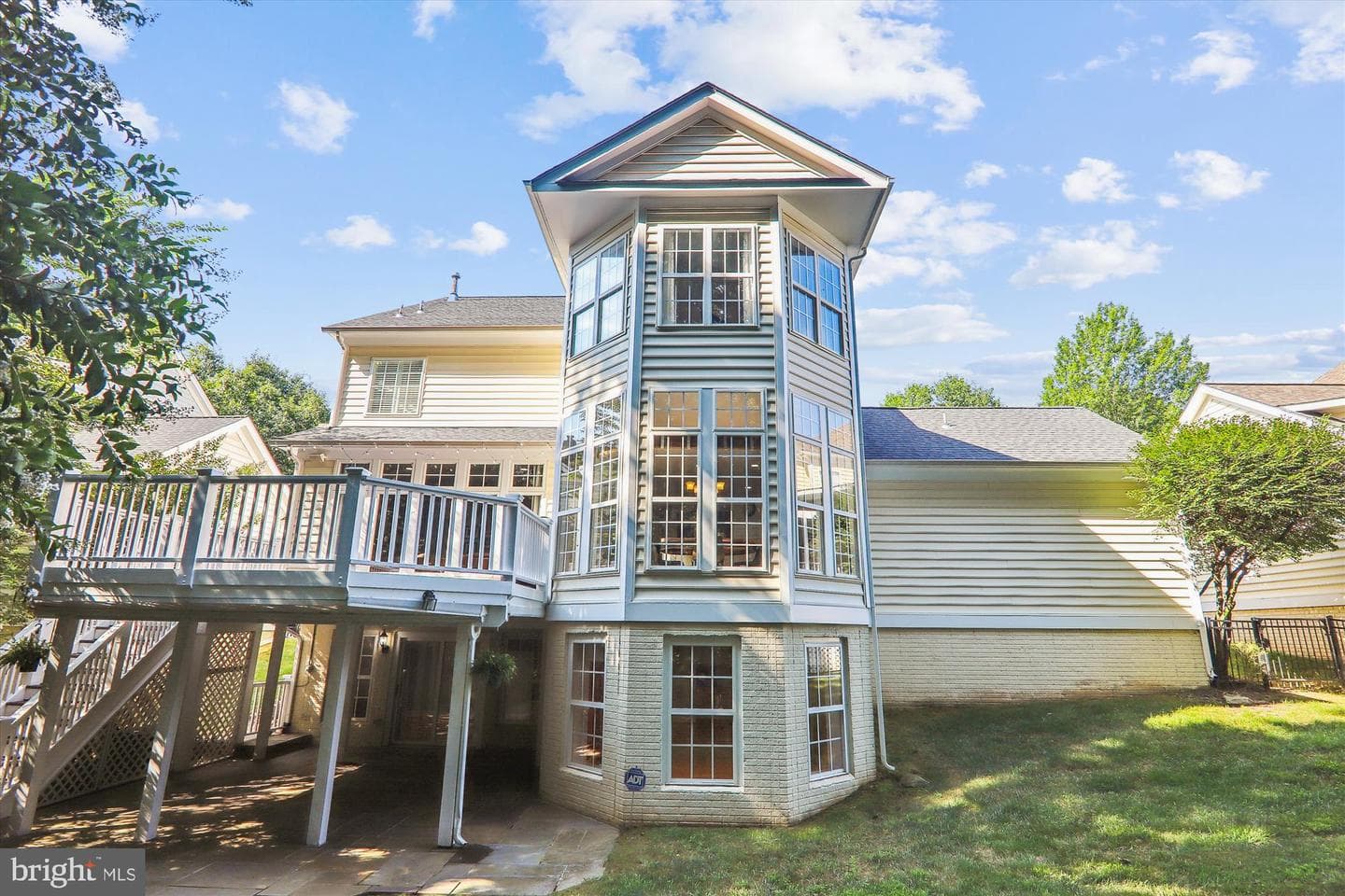 907 Linslade Street photo 2