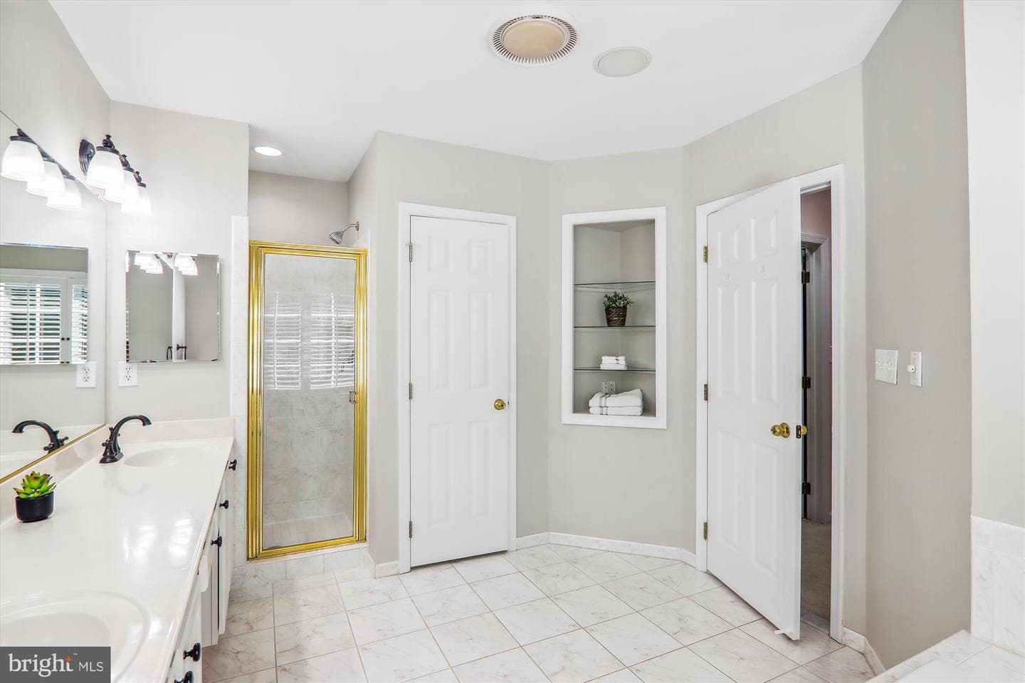 907 Linslade Street photo 33
