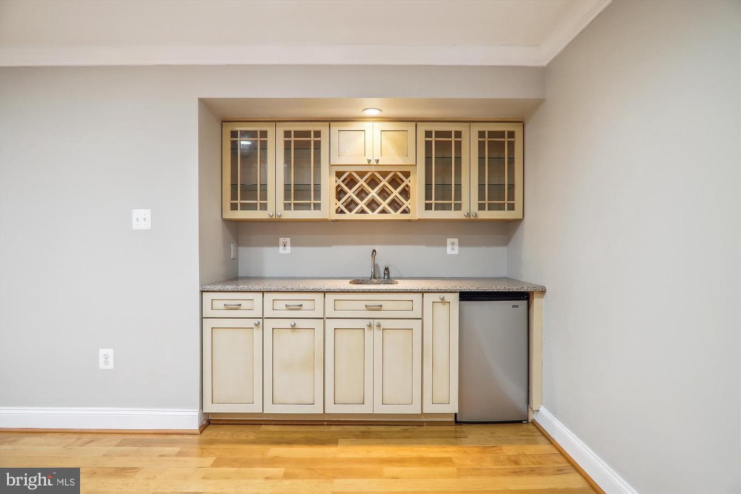 907 Linslade Street photo 49