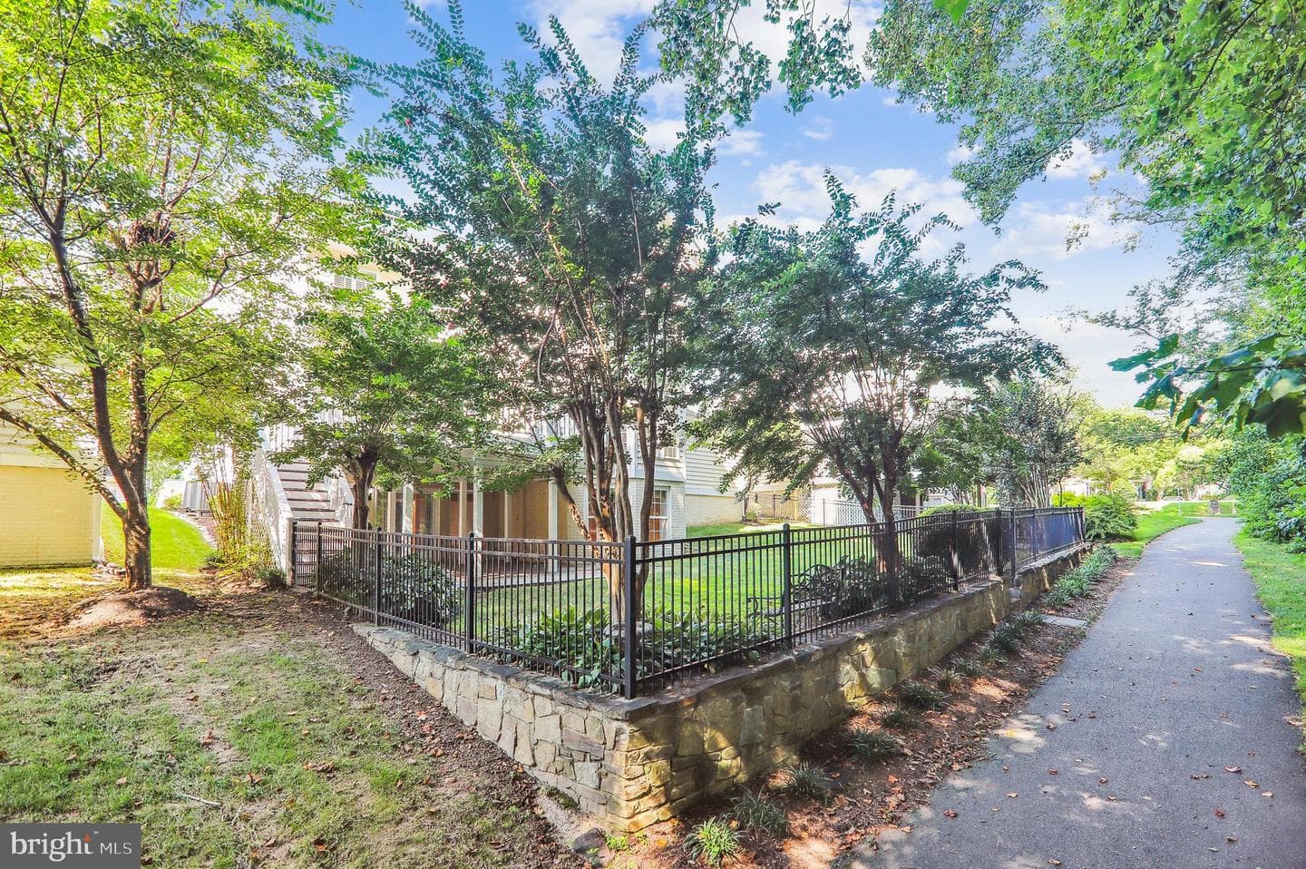 907 Linslade Street photo 55