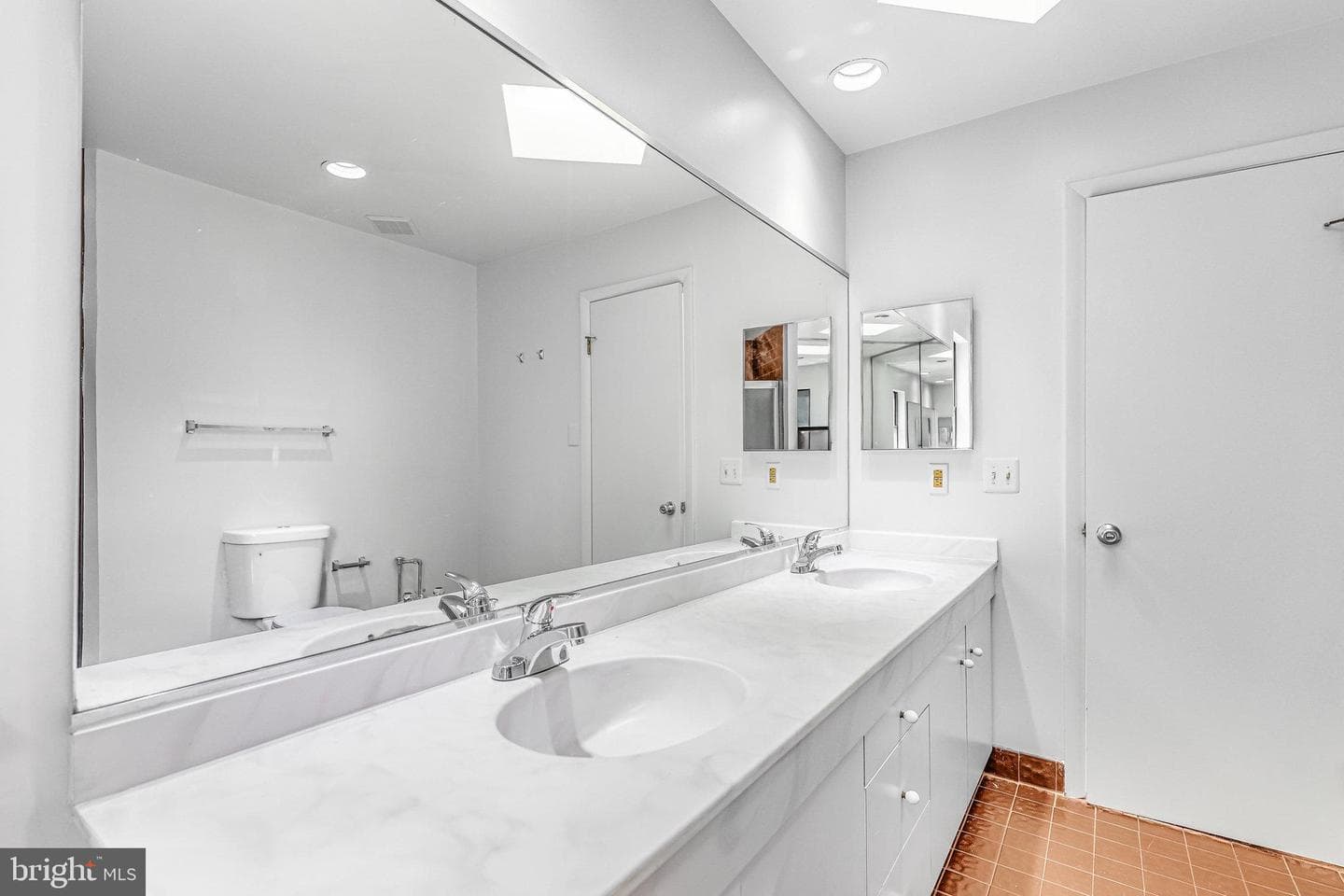 5201 King Charles Way #2-20 photo 24