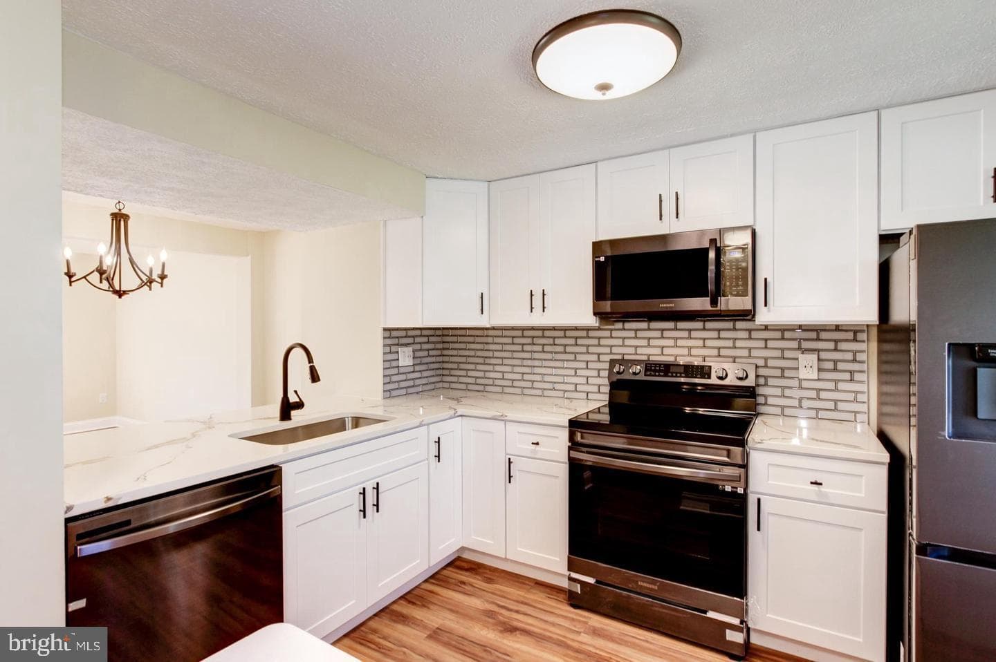 2835 Shepperton Terrace photo 3