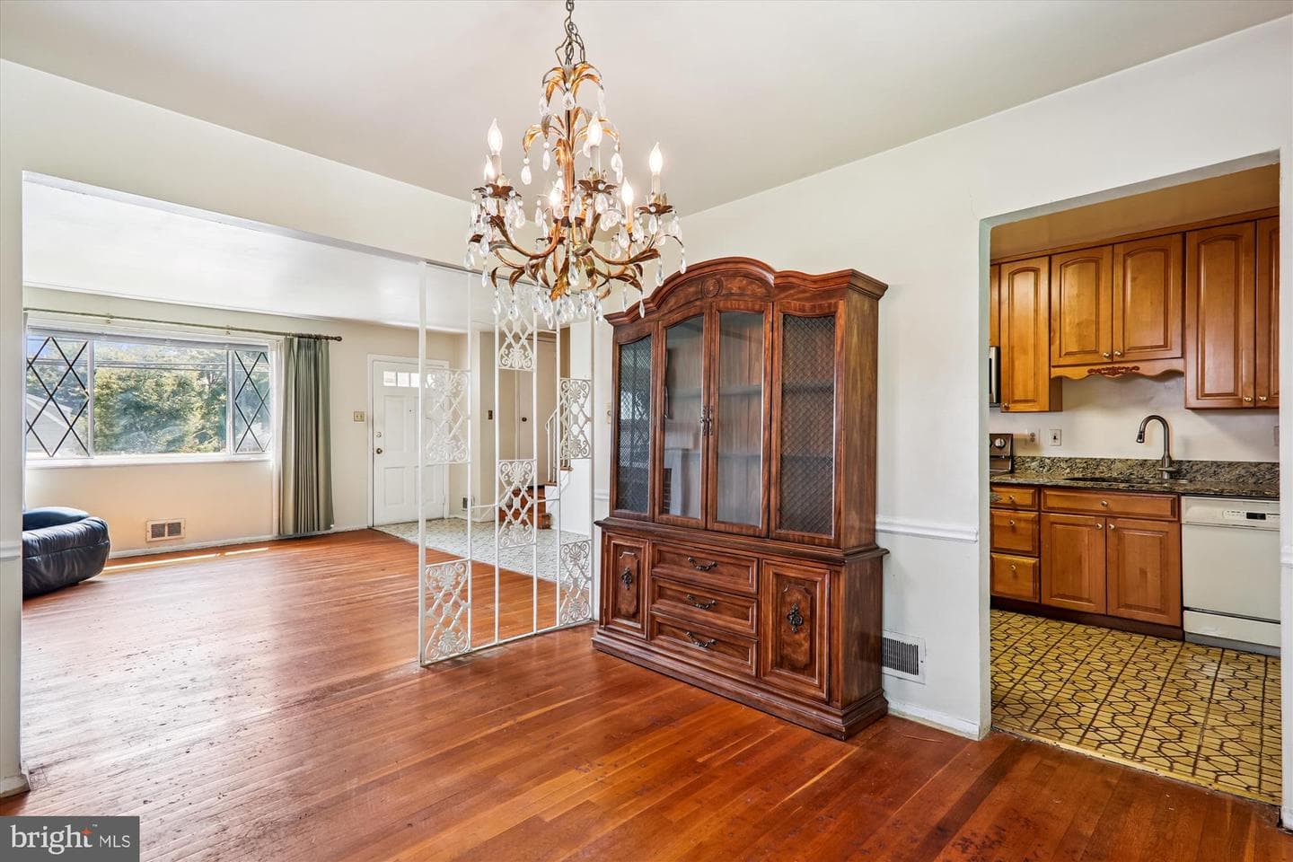 9507 Adelphi Road photo 11