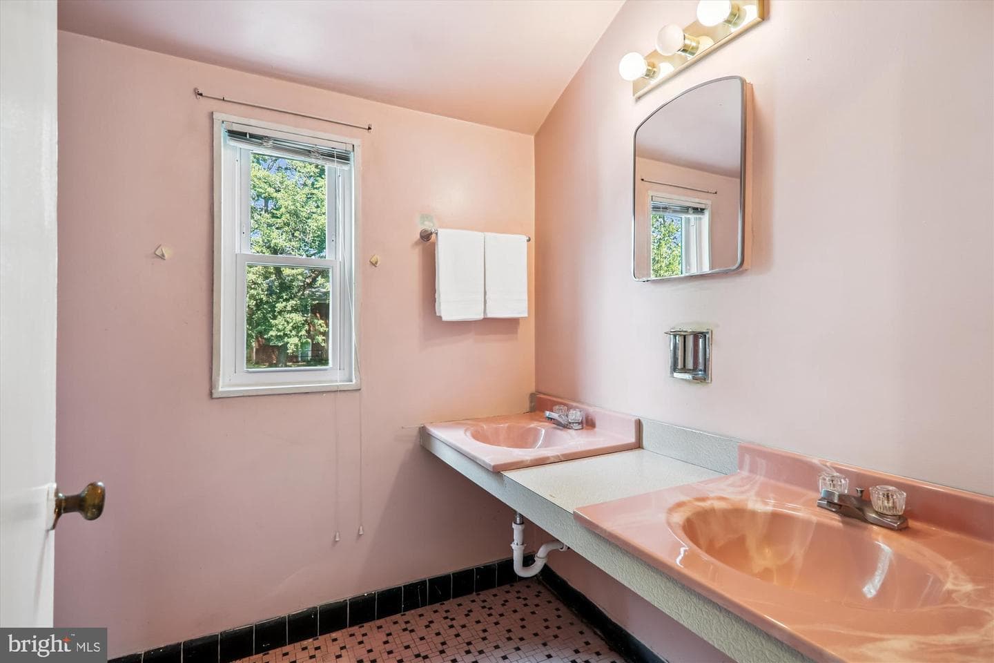 9507 Adelphi Road photo 27