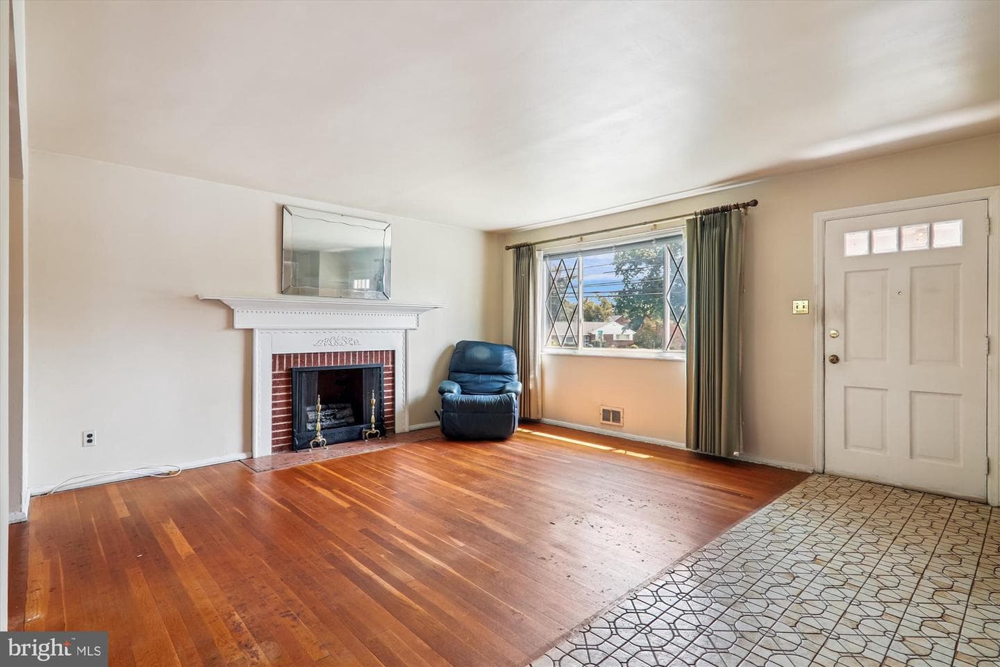 9507 Adelphi Road photo 4