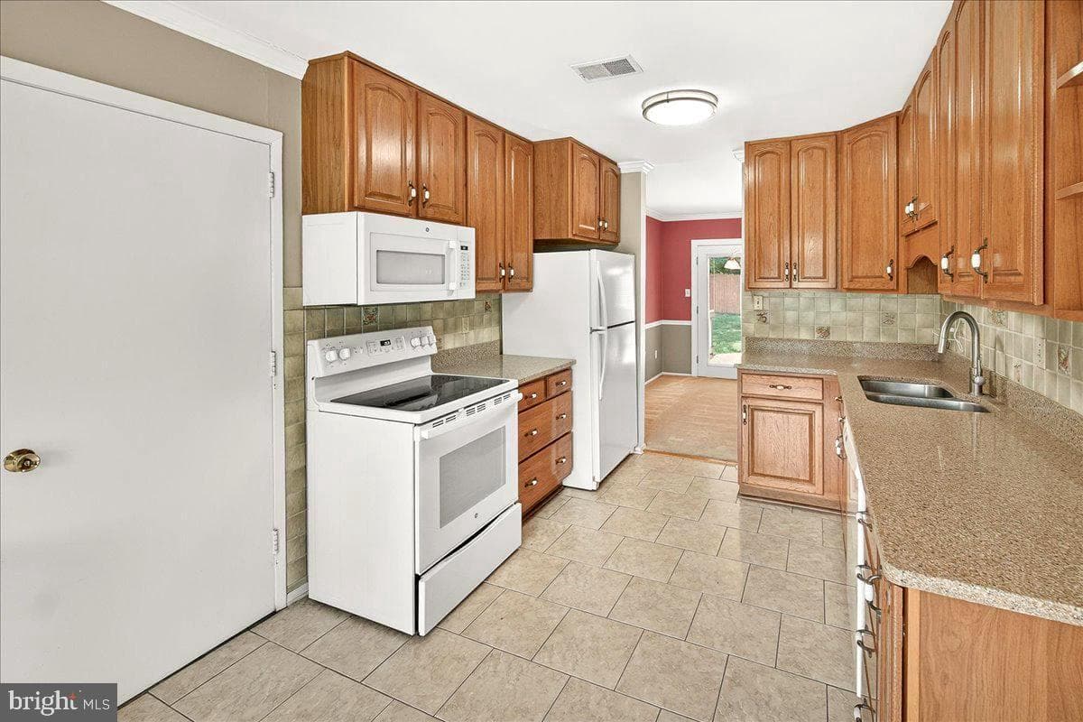 19833 Spurrier Avenue photo 25